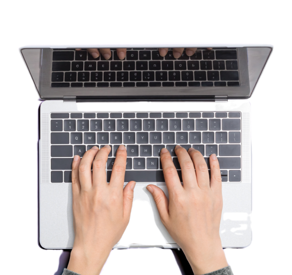 manos tecleando ordenador